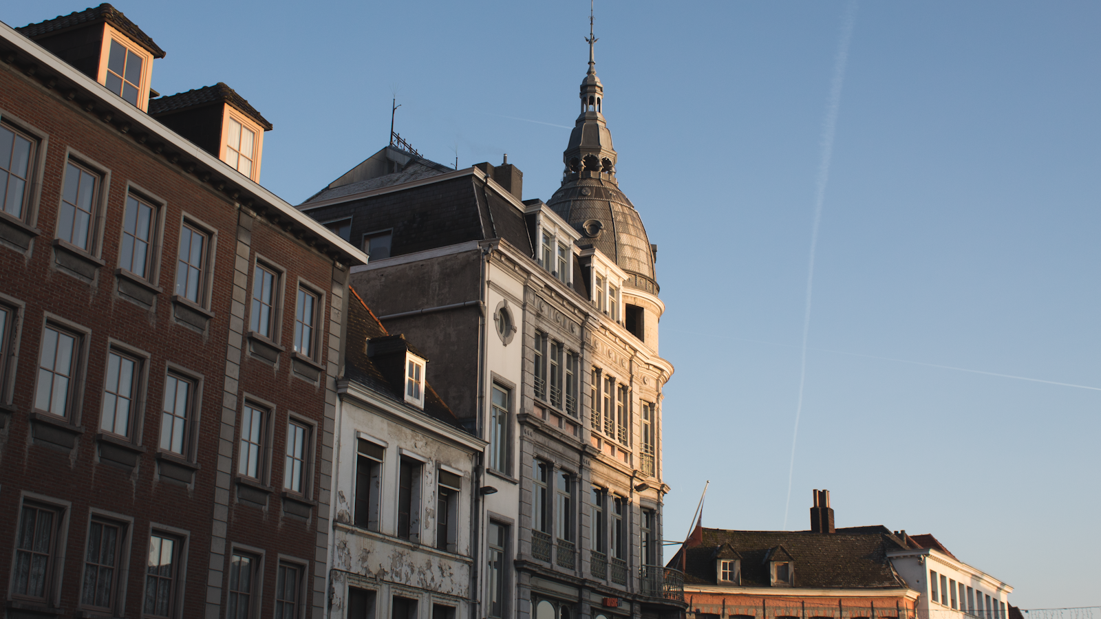 Vieux Lille — accès camion déménagement, façades typiques, parking